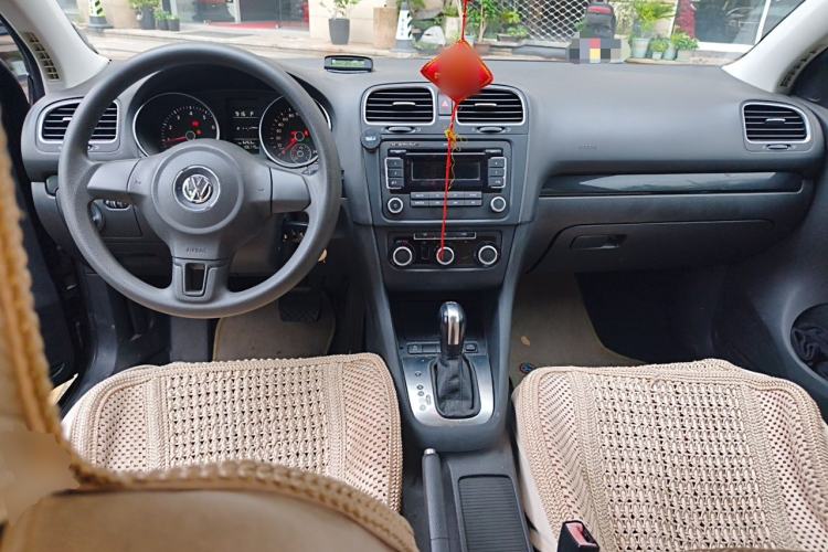 Used Volkswagen Golf 2011 1.6L Automatic Comfort Model Center Console