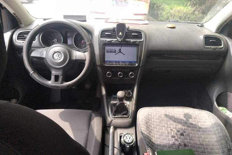 Used Volkswagen Golf 2011 1.6 Manual Comfort Model Center Console