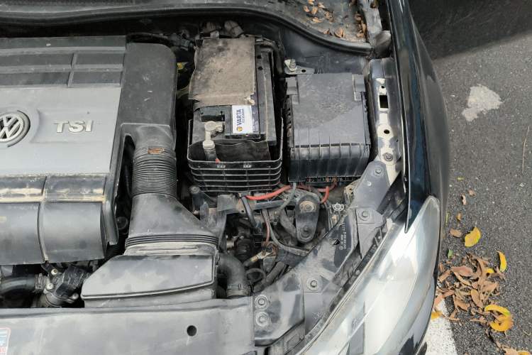 Used Volkswagen Golf 2011 2.0 TSI R Engine Bay Left