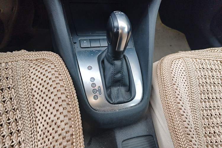 Used Volkswagen Golf 2011 1.6L Automatic Comfort Model Gear Lever