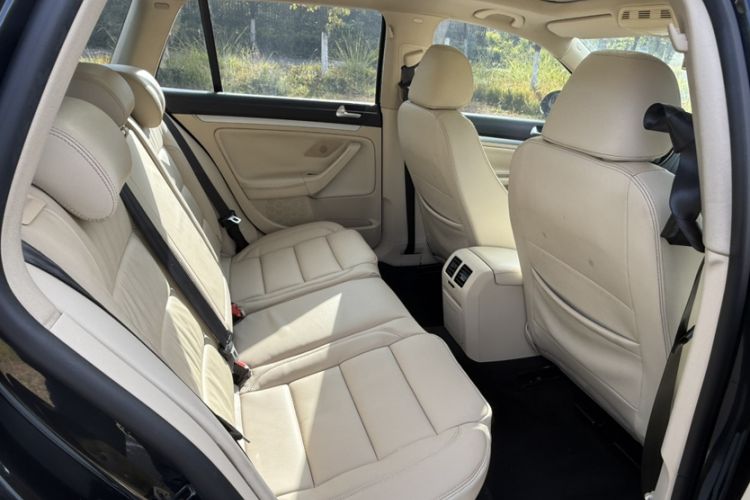 Used Volkswagen Golf 2011 1.4 TSI Luxury Touring Edition Interior 1