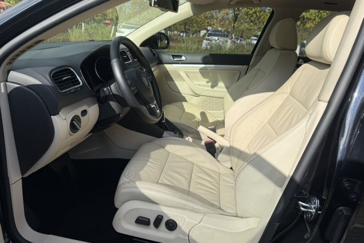 Used Volkswagen Golf 2011 1.4 TSI Luxury Touring Edition Interior 2