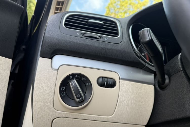Used Volkswagen Golf 2011 1.4 TSI Luxury Touring Edition Interior 3