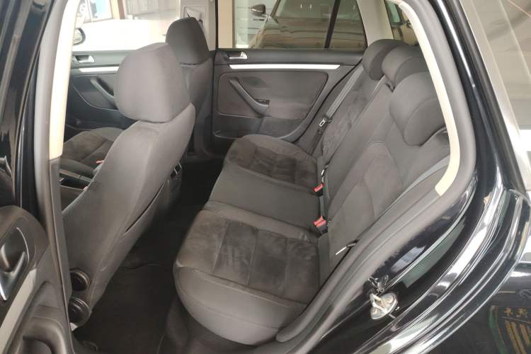 Used Volkswagen Golf 2011 1.4 TSI Comfort Travel Edition Interior 4