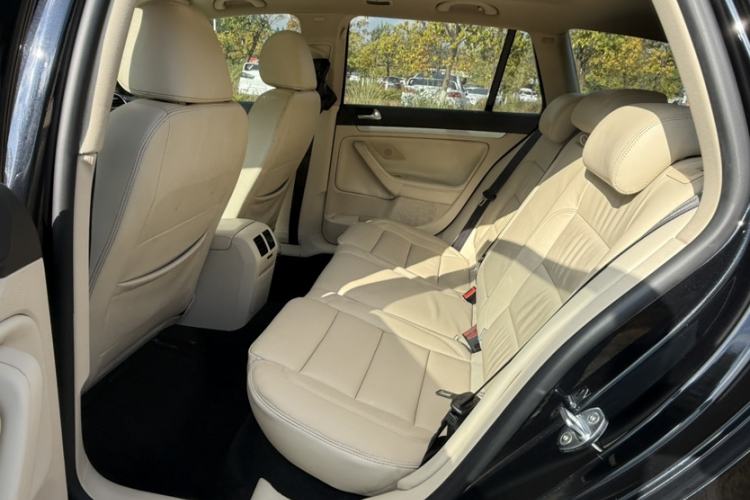 Used Volkswagen Golf 2011 1.4 TSI Luxury Touring Edition Interior 6