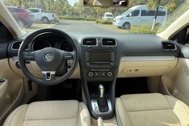 Used Volkswagen Golf 2011 1.4 TSI Luxury Touring Edition Interior 7