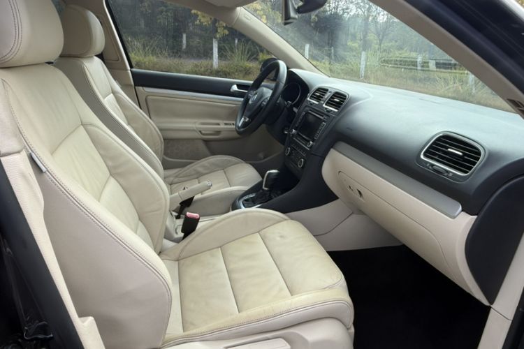Used Volkswagen Golf 2011 1.4 TSI Luxury Touring Edition Interior 8