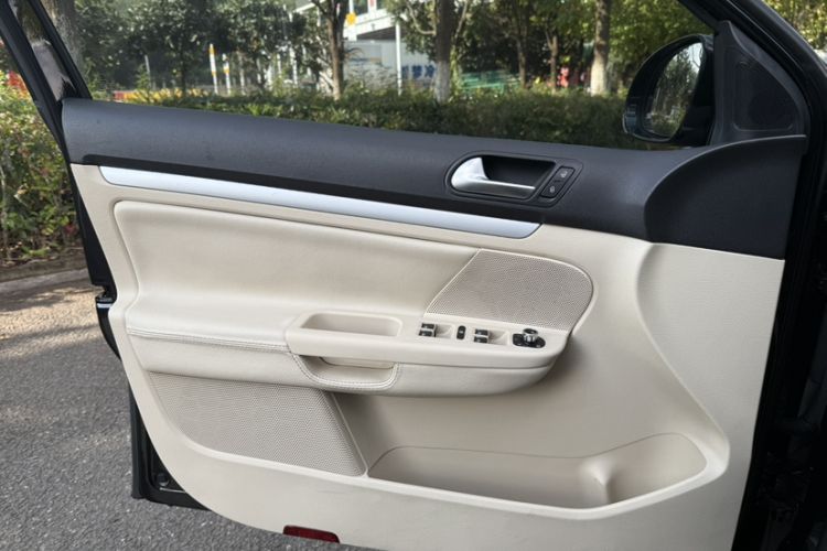 Used Volkswagen Golf 2011 1.4 TSI Luxury Touring Edition Interior 9