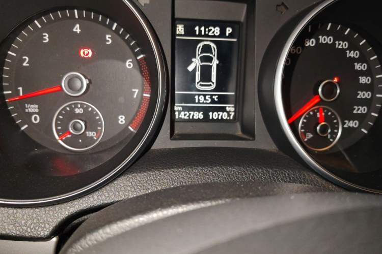 Used Volkswagen Golf 2011 1.4 TSI Automatic Luxury Edition Odometer Close Up