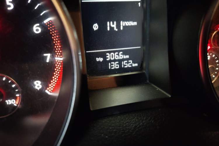 Used Volkswagen Golf 2011 1.4 TSI Automatic Comfort Model Odometer Close Up