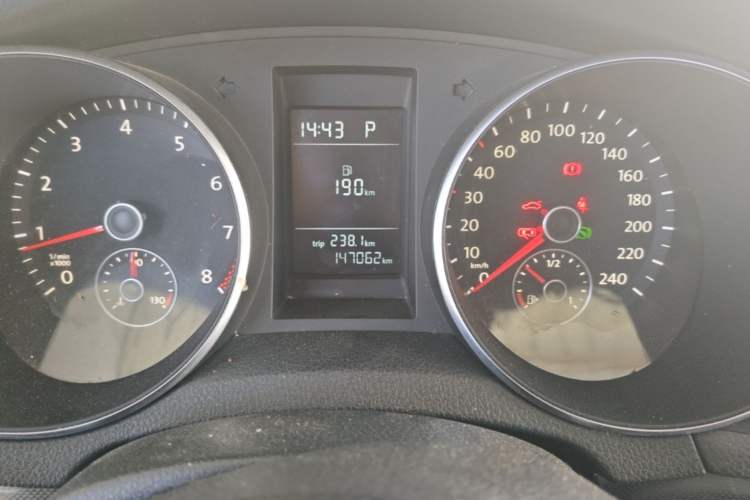 Used Volkswagen Golf 2011 1.4 TSI Automatic Comfort Model Odometer Close Up