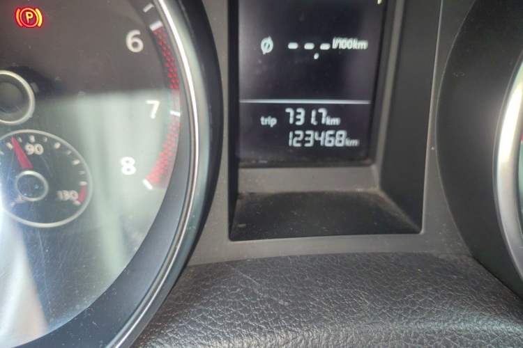 Used Volkswagen Golf 2011 1.4 TSI Automatic Comfort Model Odometer Close Up