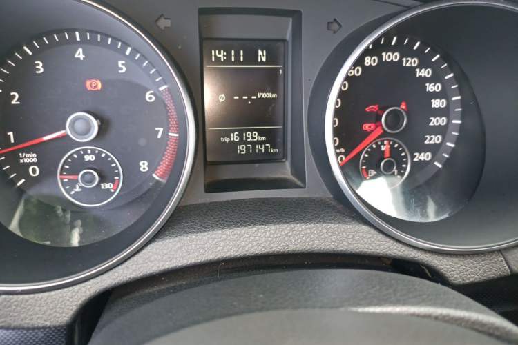 Used Volkswagen Golf 2011 1.4 TSI Automatic Comfort Model Odometer Close Up