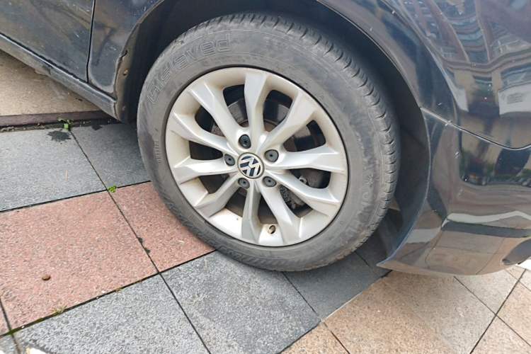 Used Volkswagen Golf 2011 1.6L Automatic Comfort Model Right Front Wheel Hub
