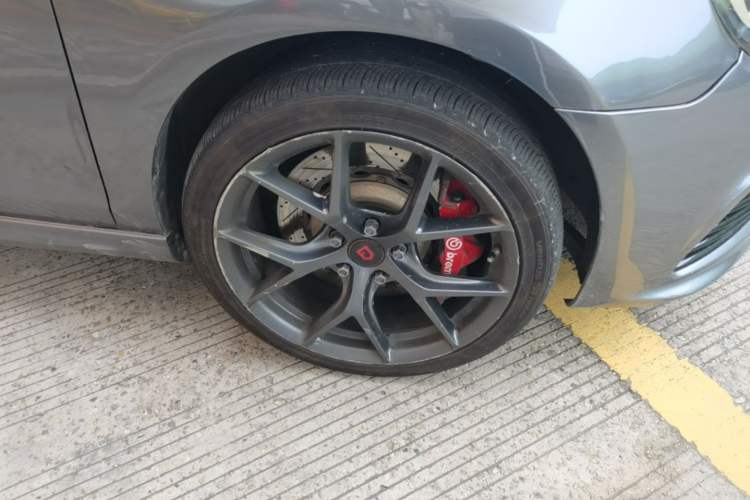 Used Volkswagen Golf 2011 2.0 TSI R Right Front Wheel Hub