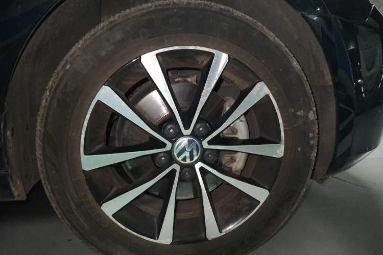Used Volkswagen Golf 2011 1.4 TSI Automatic Luxury Edition Right Front Wheel Hub
