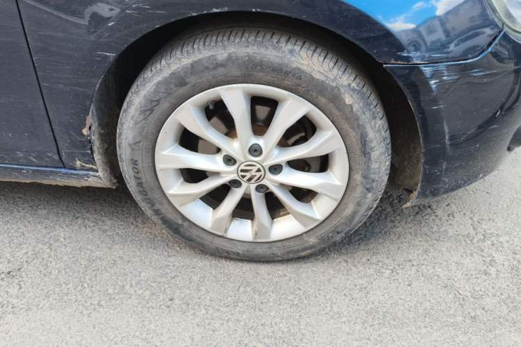 Used Volkswagen Golf 2011 1.6 Manual Comfort Model Right Front Wheel Hub