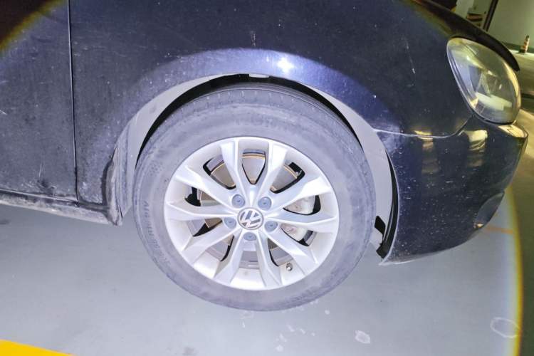 Used Volkswagen Golf 2011 1.4 TSI Automatic Luxury Edition Right Front Wheel Hub