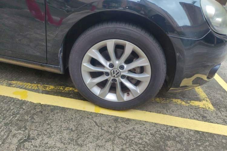 Used Volkswagen Golf 2011 1.4 TSI Automatic Comfort Model Right Front Wheel Hub