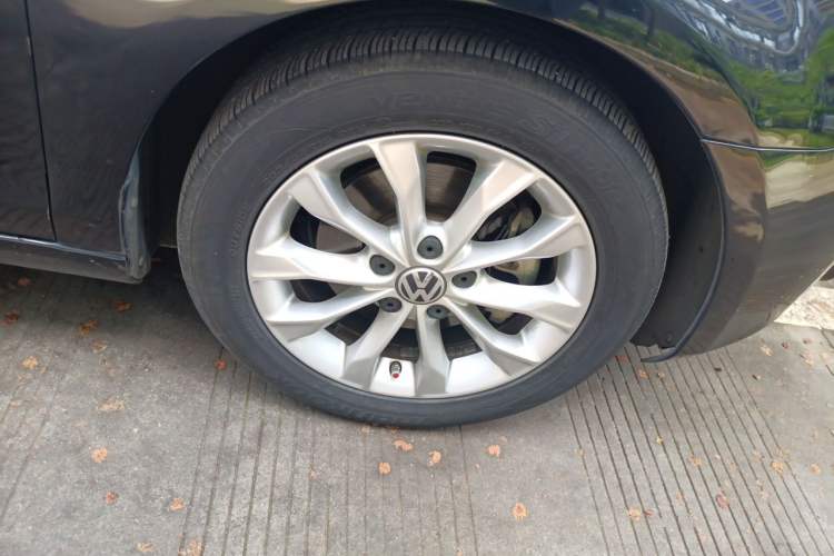 Used Volkswagen Golf 2011 1.4 TSI Automatic Comfort Model Right Front Wheel Hub