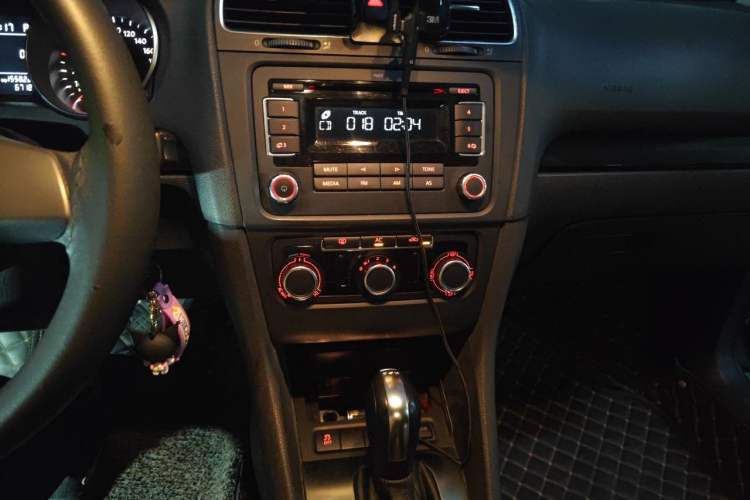 Used Volkswagen Golf 2011 1.6L Automatic Comfort Model Audio And AC Panel