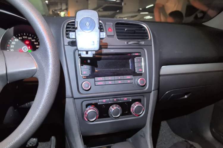 Used Volkswagen Golf 2011 1.6L Automatic Fashion Edition Audio And AC Panel