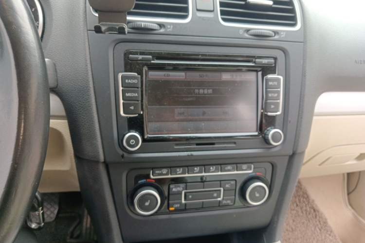 Used Volkswagen Golf 2011 1.4 TSI Automatic Luxury Edition Audio And AC Panel