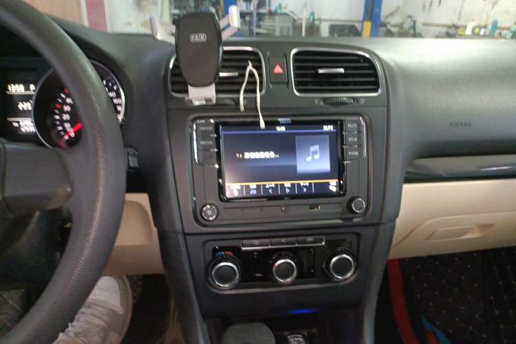 Used Volkswagen Golf 2011 1.6L Automatic Comfort Model Audio And AC Panel