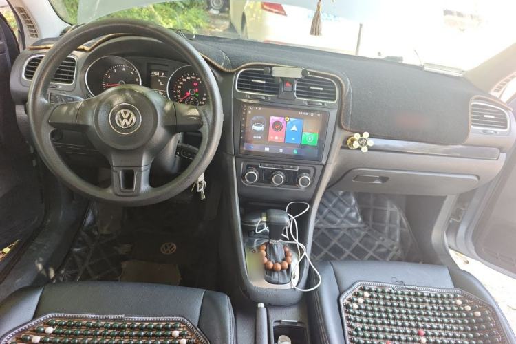 Used Volkswagen Golf 2011 1.6L Automatic Fashion Edition Center Console