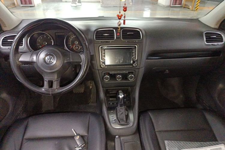 Used Volkswagen Golf 2011 1.6L Automatic Comfort Model Center Console