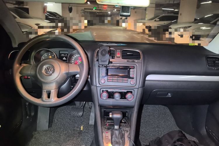 Used Volkswagen Golf 2011 1.6L Automatic Fashion Edition Center Console