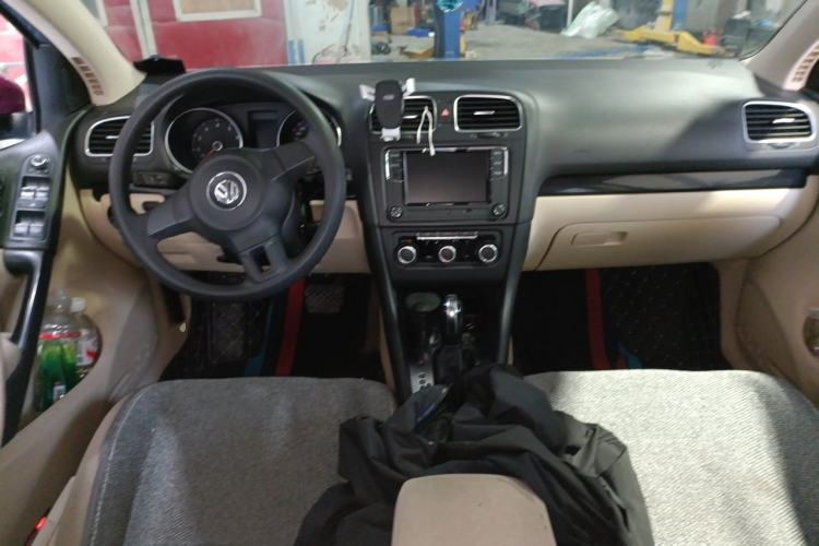 Used Volkswagen Golf 2011 1.6L Automatic Comfort Model Center Console