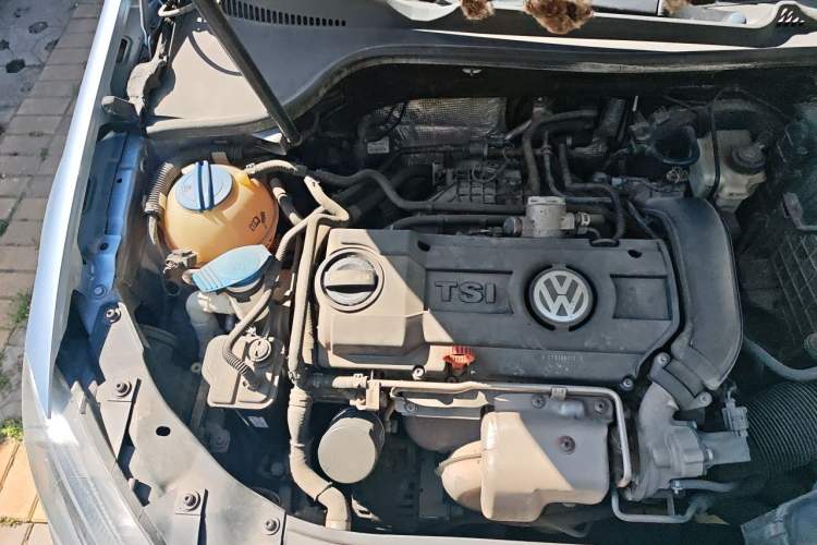 Used Volkswagen Golf 2011 1.4 TSI Automatic Luxury Edition Engine Bay Right