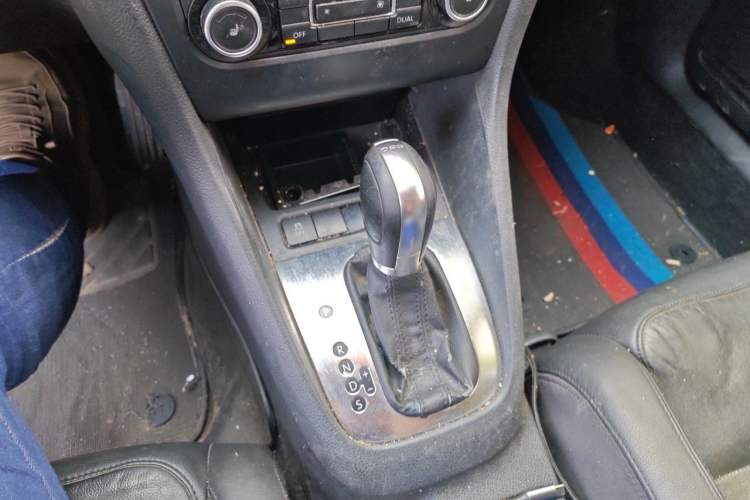 Used Volkswagen Golf 2011 1.4 TSI Automatic Luxury Edition Gear Lever