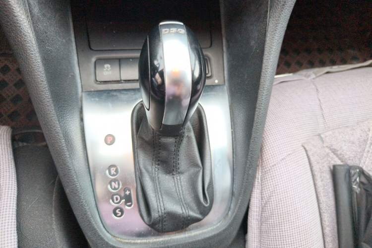 Used Volkswagen Golf 2011 1.6L Automatic Comfort Model Gear Lever