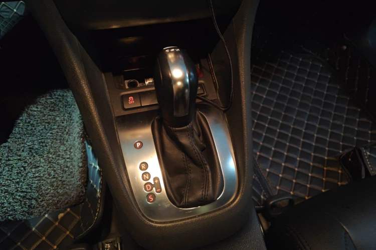 Used Volkswagen Golf 2011 1.6L Automatic Comfort Model Gear Lever