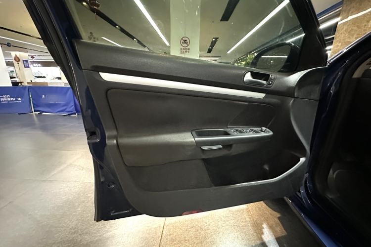 Used Volkswagen Golf 2011 1.4 TSI Comfort Travel Edition Interior 1