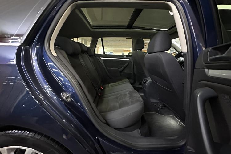 Used Volkswagen Golf 2011 1.4 TSI Comfort Travel Edition Interior 10