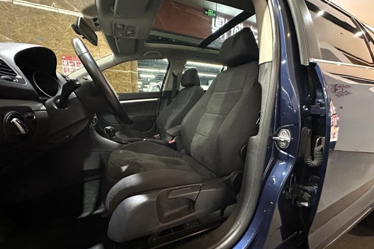 Used Volkswagen Golf 2011 1.4 TSI Comfort Travel Edition Interior 3