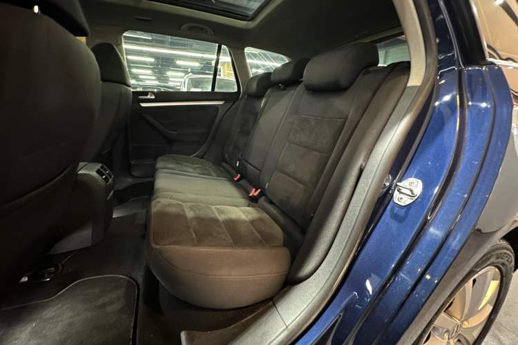 Used Volkswagen Golf 2011 1.4 TSI Comfort Travel Edition Interior 8