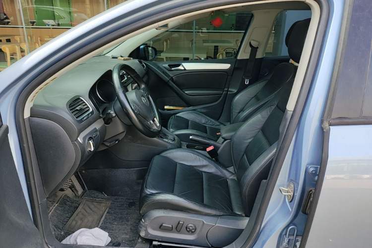 Used Volkswagen Golf 2011 1.4 TSI Automatic Luxury Edition Left Front Seat