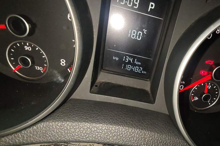 Used Volkswagen Golf 2011 1.4 TSI Automatic Comfort Model Odometer Close Up