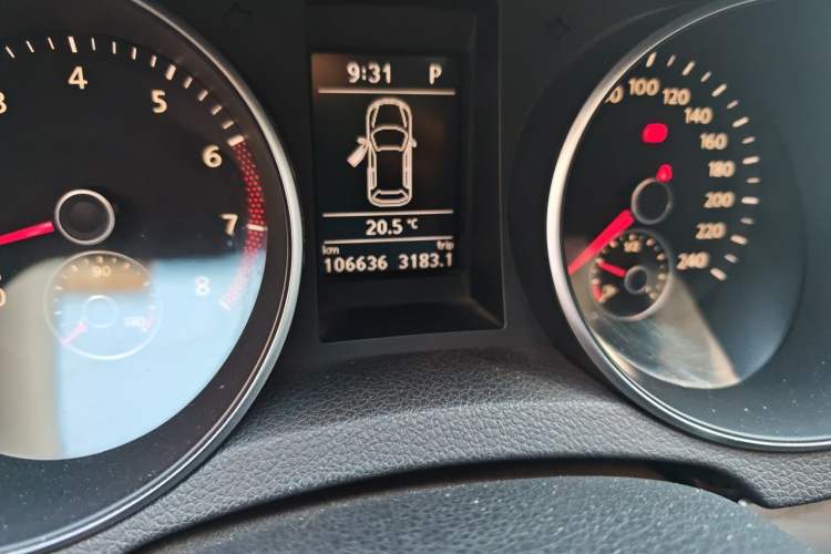 Used Volkswagen Golf 2011 1.4 TSI Automatic Luxury Edition Odometer Close Up