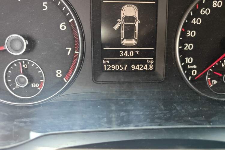 Used Volkswagen Golf 2011 1.4TSI Cross Golf Odometer Close Up