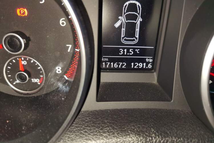 Used Volkswagen Golf 2011 1.4 TSI Automatic Luxury Edition Odometer Close Up