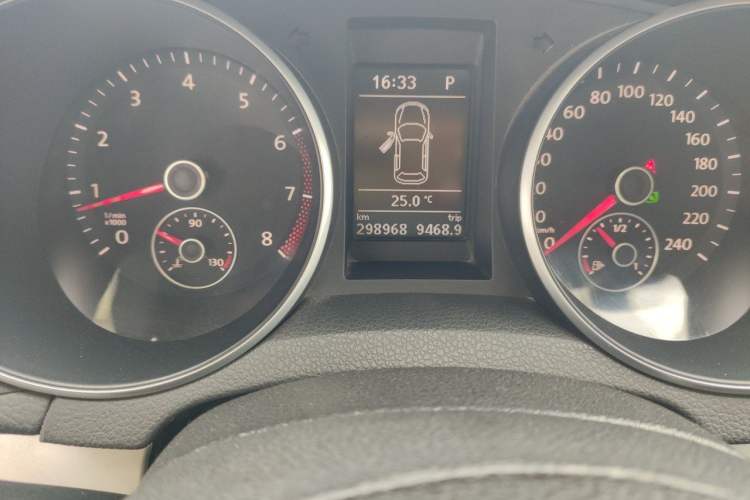 Used Volkswagen Golf 2011 1.4 TSI Comfort Travel Edition Odometer Close Up