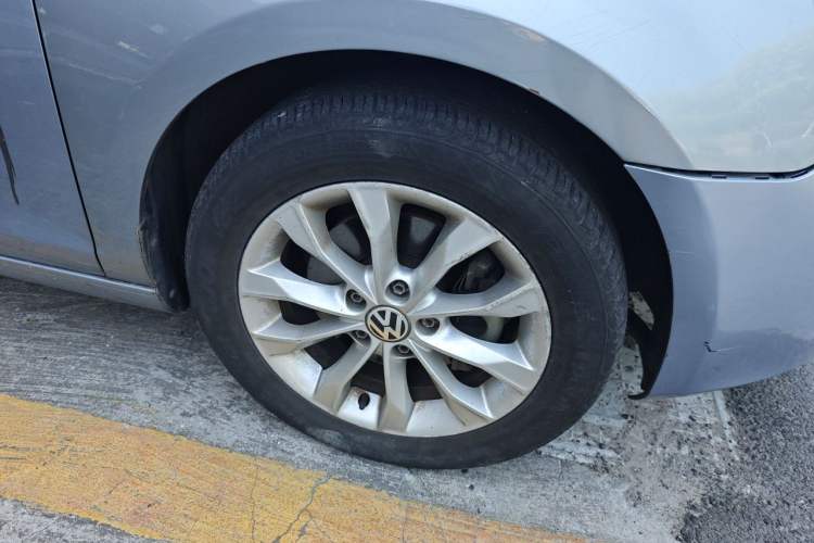 Used Volkswagen Golf 2011 1.4 TSI Automatic Luxury Edition Right Front Wheel Hub