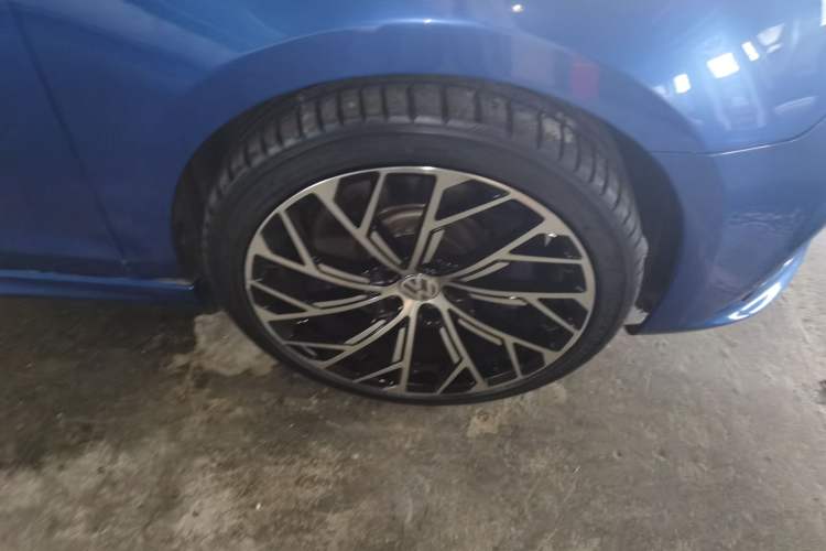 Used Volkswagen Golf 2011 2.0 TSI R Right Front Wheel Hub