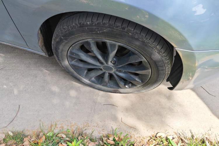 Used Volkswagen Golf 2011 1.4 TSI Automatic Luxury Edition Right Front Wheel Hub