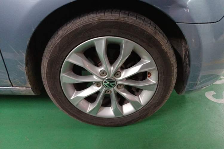 Used Volkswagen Golf 2011 1.6L Automatic Comfort Model Right Front Wheel Hub